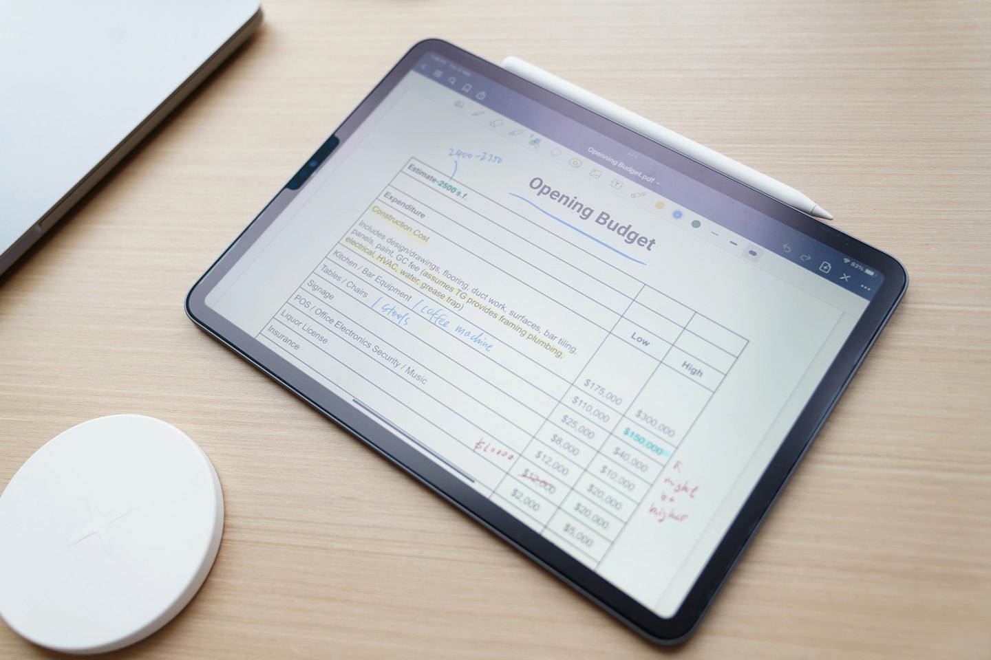 Tablet mit digitaler Budget-Tabelle und einem Stift auf dem Bildschirm.